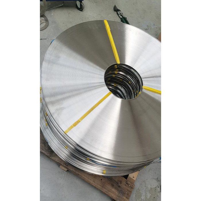 Как механичните свойства на 316 ленти от неръждаема стомана се променят при различни температури на околната среда?